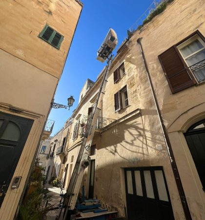 Noleggio Elevatore per traslochi Lecce, Scala con piattaforma aerea, Montacarichi sino al decimo piano Salento Noleggio Elevatore per traslochi Lecce, Scala con piattaforma aerea, Montacarichi sino al decimo piano Salento